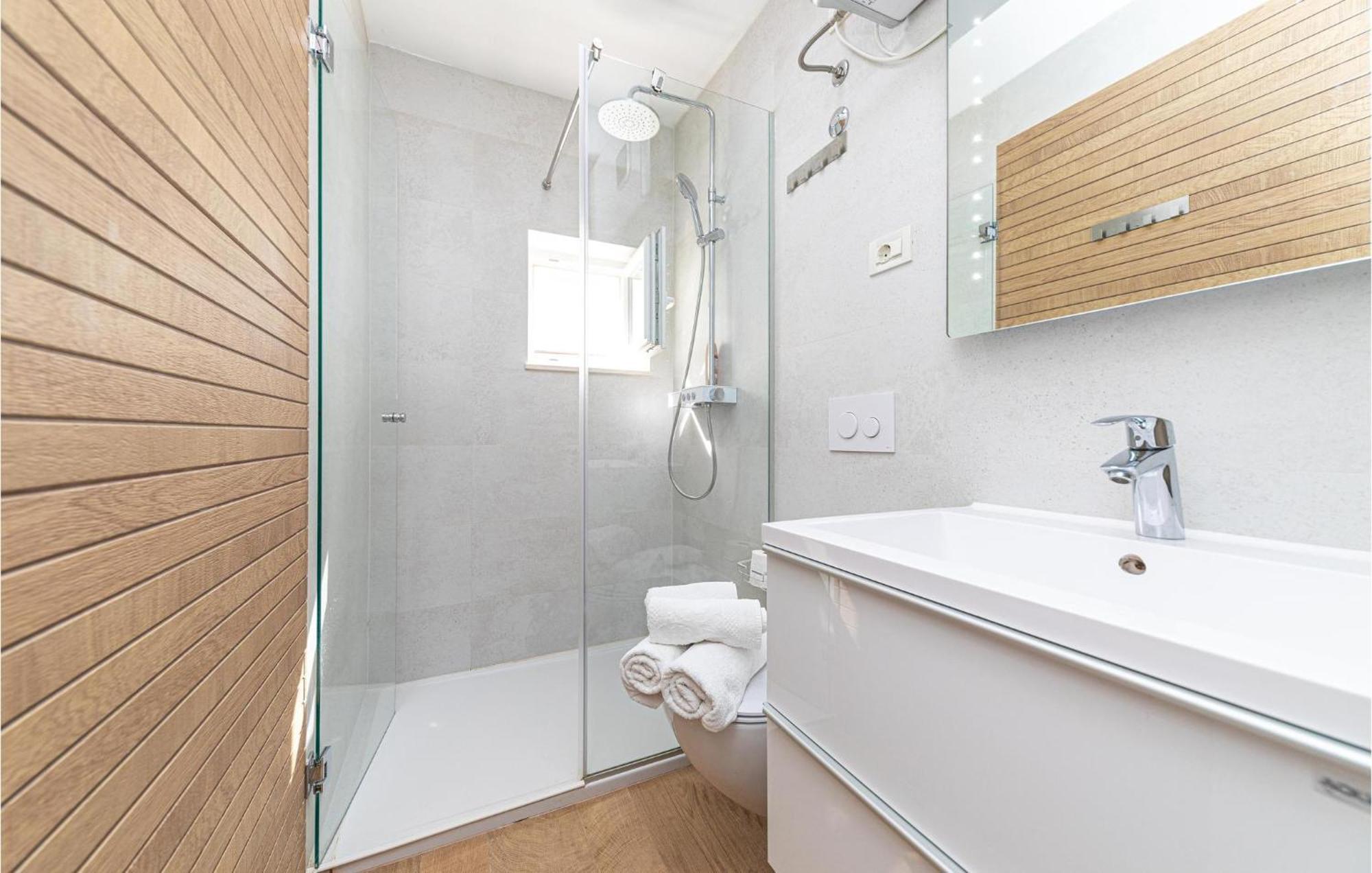 5 Bedroom Cozy Home In Okrug Donji Округ-Доньи Экстерьер фото