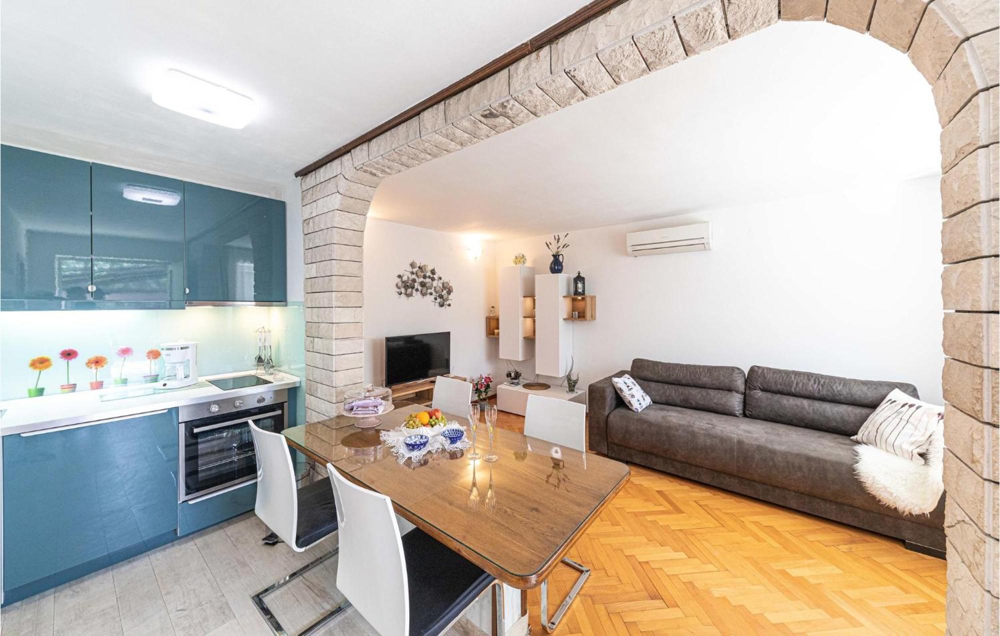 5 Bedroom Cozy Home In Okrug Donji Округ-Доньи Экстерьер фото