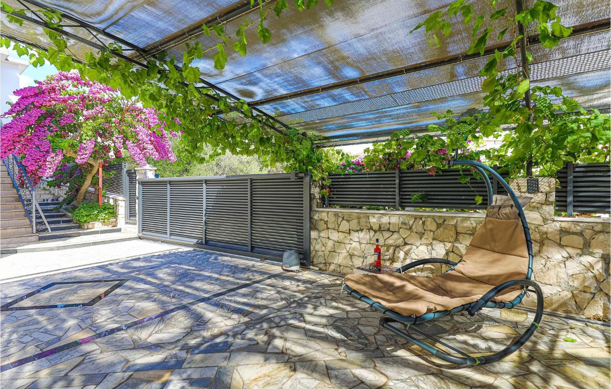 5 Bedroom Cozy Home In Okrug Donji Округ-Доньи Экстерьер фото